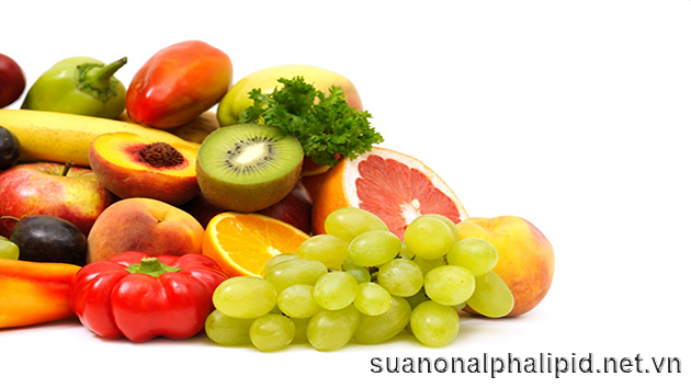 ăn trái cây đủ màu sắc